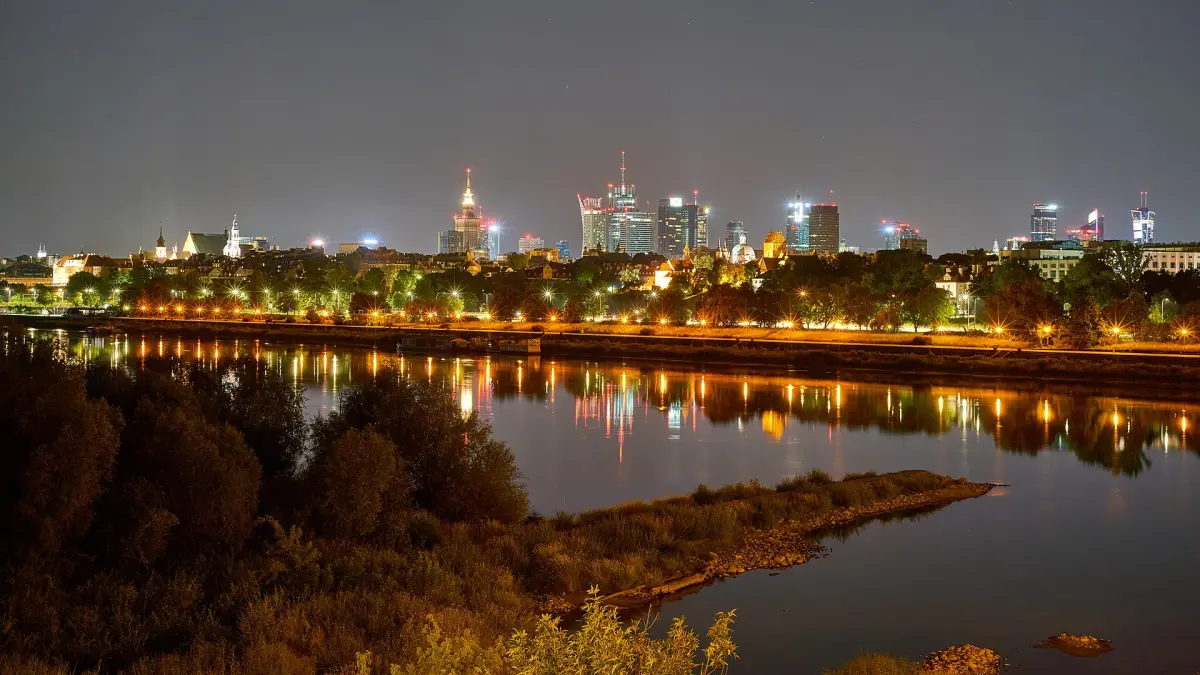 Wieżowce centrum Warszawy nocą, oświetlone okna i ulice