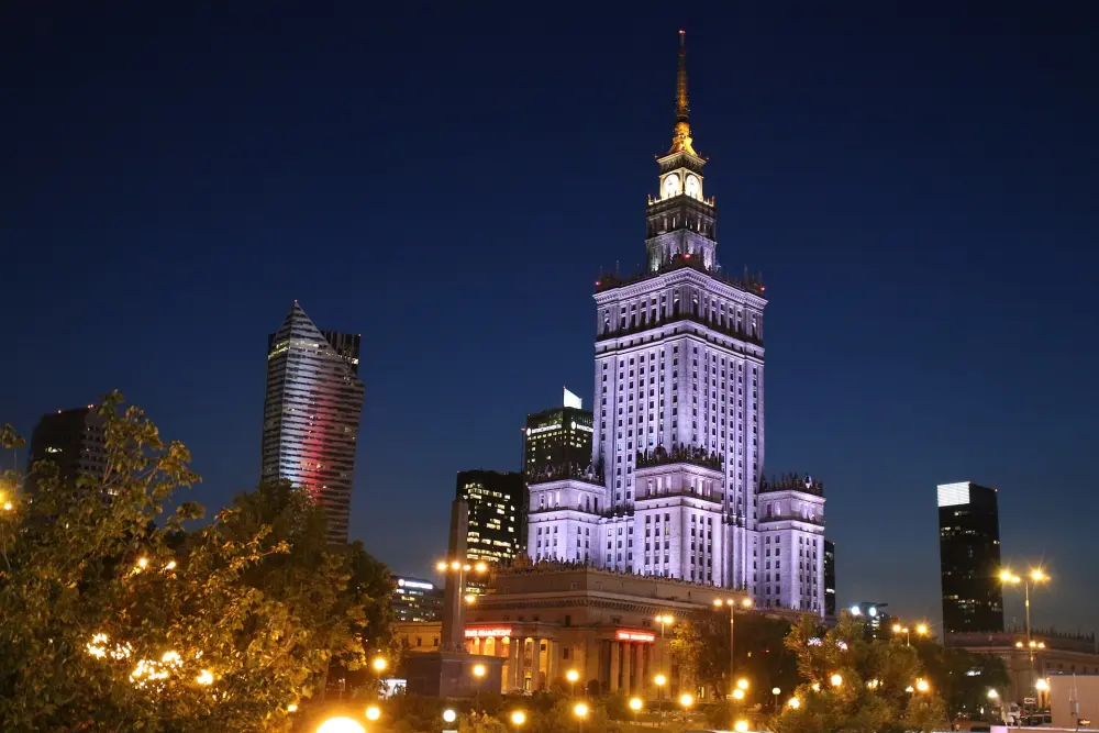 Podświetlony nocą Pałac Kultury i Nauki w Warszawie